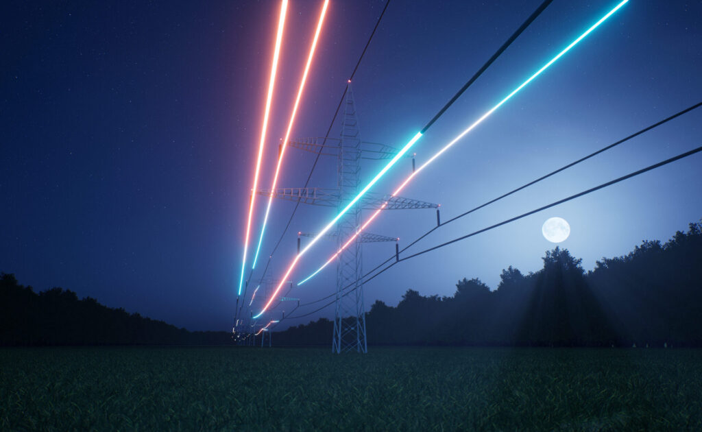Vizualizace energie proudící vedením elektrického vedení pod noční oblohou. Infrastruktura zajišťující přenos elektřiny prostřednictvím kabelů pro distribuci napětí.